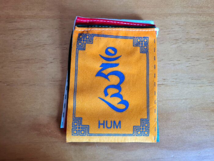 20221215_115512 Bandeiras tibetanas veludo do mantra "Om Mani Padme Hum" (11cm x 8cm)