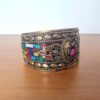 Bracelete indiano dourado com pedrarias coloridas
