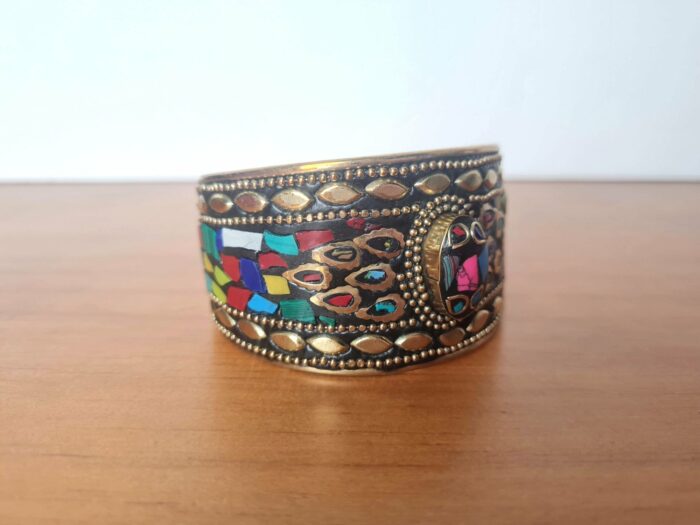 Bracelete indiano dourado com pedrarias coloridas