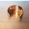 Bracelete indiano dourado com pedrarias coloridas