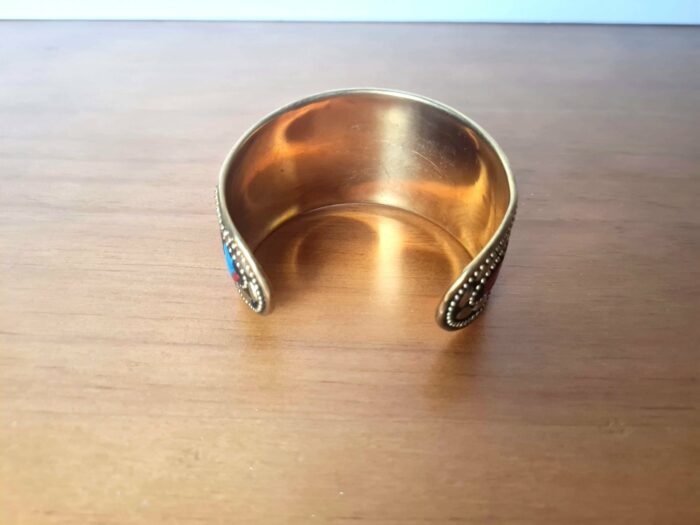Bracelete indiano dourado com pedrarias coloridas