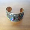 Bracelete indiano dourado com pedrarias coloridas