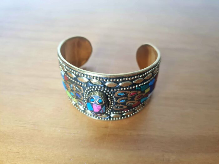 Bracelete indiano dourado com pedrarias coloridas