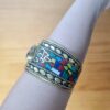 Bracelete indiano dourado com pedrarias coloridas