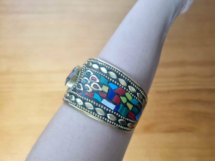 Bracelete indiano dourado com pedrarias coloridas