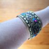 Bracelete indiano dourado com pedrarias coloridas