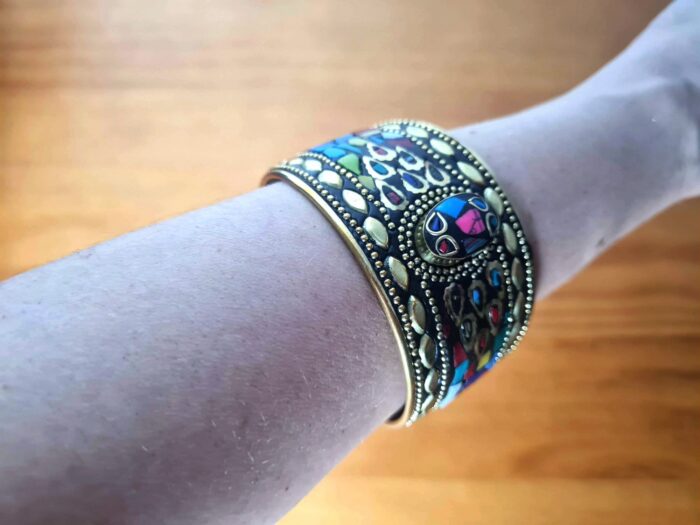 Bracelete indiano dourado com pedrarias coloridas