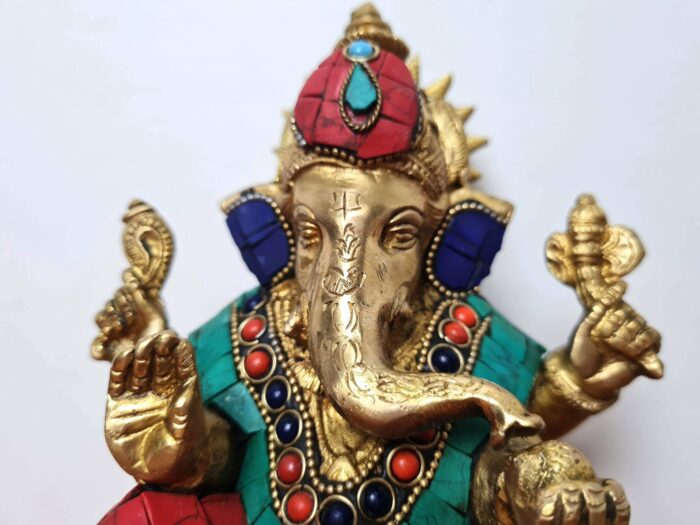 Estátua de Ganesha metal brass com pedras naturais embutidas 16 cm