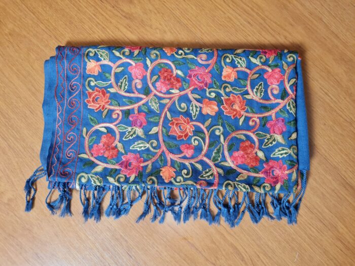 Pashimina xale de lã indiano com bordados azul e colorido