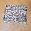 Lenço indiano com transparência e franjas, estampa floral. Mede 190cmx70cm. Tons terrosos.