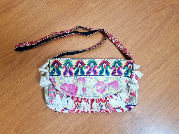 20230109_222037 Bolsa indiana Banjara 100% bordada a mão creme e color