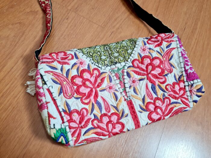 20230109_222110 Bolsa indiana Banjara 100% bordada a mão creme e color
