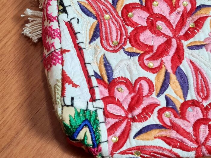 20230109_222126 Bolsa indiana Banjara 100% bordada a mão creme e color