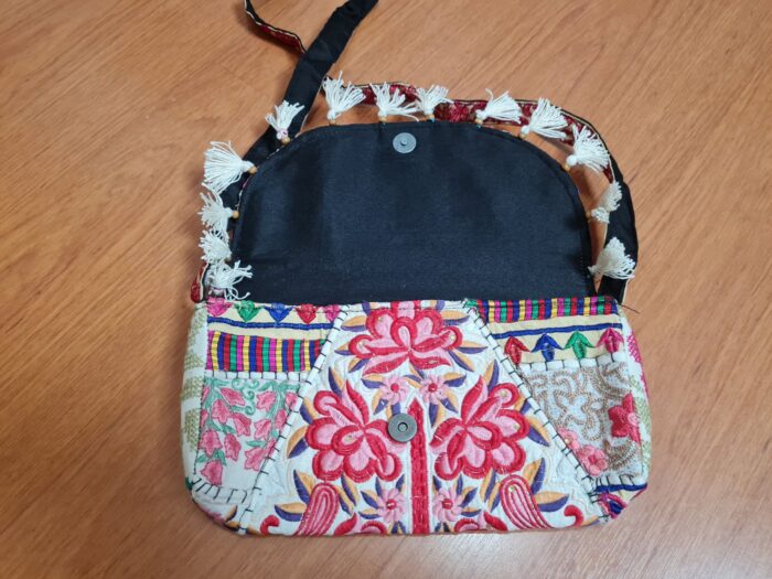 20230109_222139 Bolsa indiana Banjara 100% bordada a mão creme e color