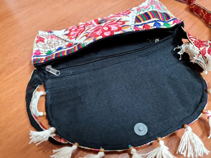 20230109_222154 Bolsa indiana Banjara 100% bordada a mão creme e color