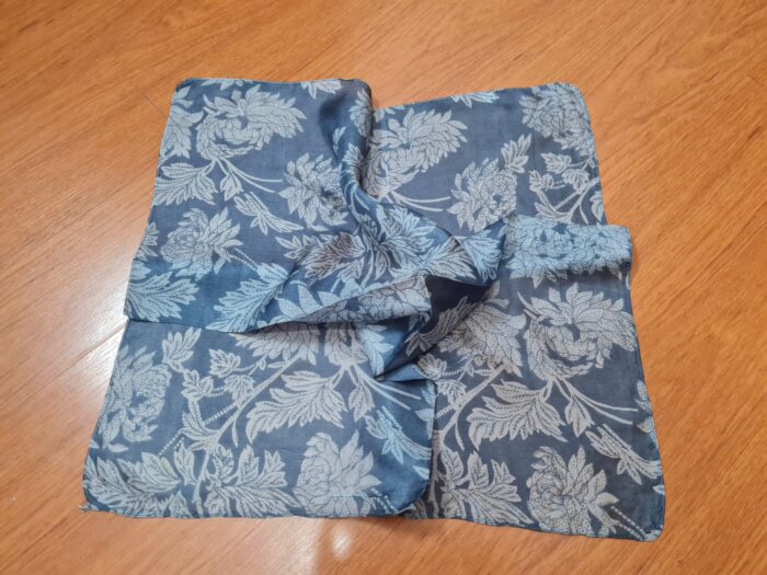 Lenço indiano de seda estampado cinza floral