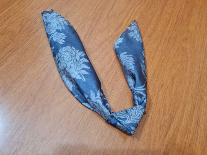 Lenço indiano de seda estampado cinza floral