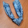 Lenço indiano de seda estampado cinza floral