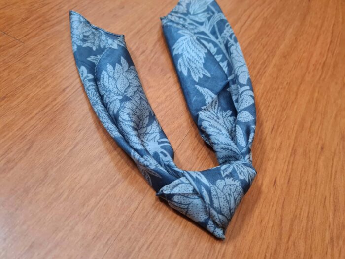 Lenço indiano de seda estampado cinza floral