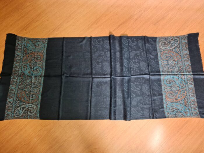 Pashimina indiana de cashmere estampa paisleys preto com tons frios