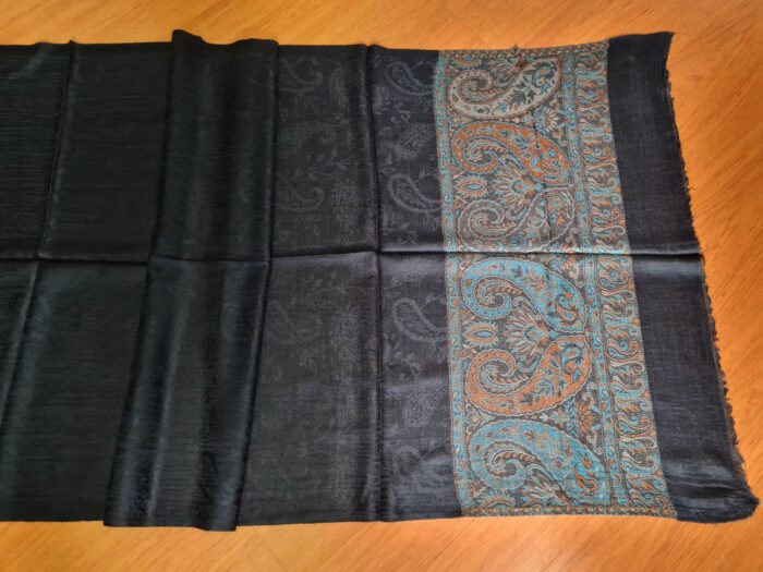 Pashimina indiana de cashmere estampa paisleys preto com tons frios