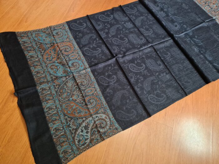 Pashimina indiana de cashmere estampa paisleys preto com tons frios