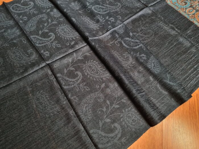 Pashimina indiana de cashmere estampa paisleys preto com tons frios