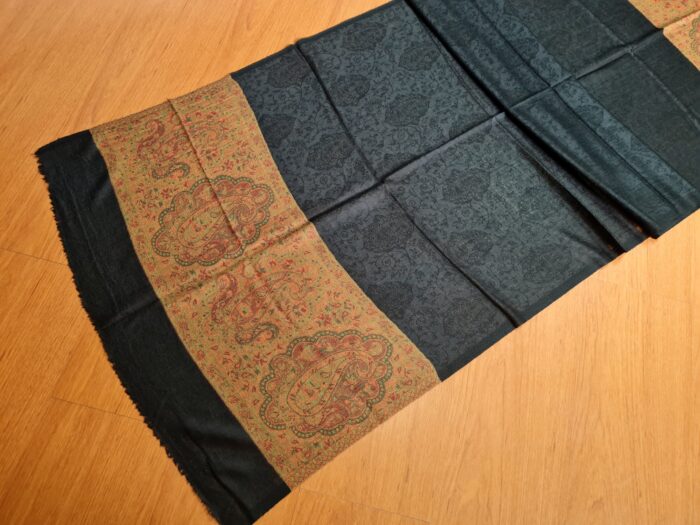 20230111_125415 Pashimina indiana de cashmere estampa paisleys preto e tons terrosos