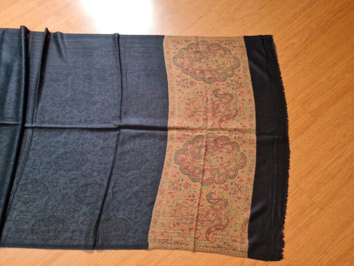 20230111_125425 Pashimina indiana de cashmere estampa paisleys preto e tons terrosos