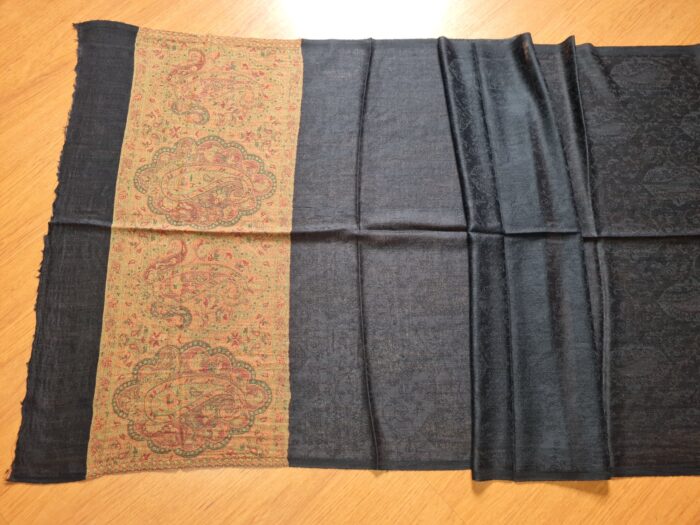 20230111_125428 Pashimina indiana de cashmere estampa paisleys preto e tons terrosos