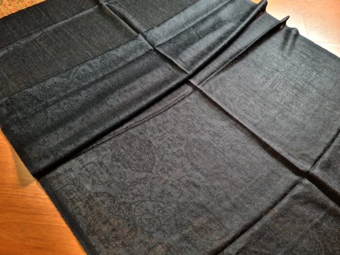 20230111_125432 Pashimina indiana de cashmere estampa paisleys preto e tons terrosos