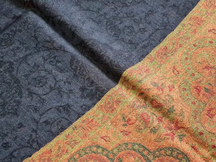 20230111_125445 Pashimina indiana de cashmere estampa paisleys preto e tons terrosos