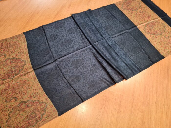 20230111_125456 Pashimina indiana de cashmere estampa paisleys preto e tons terrosos