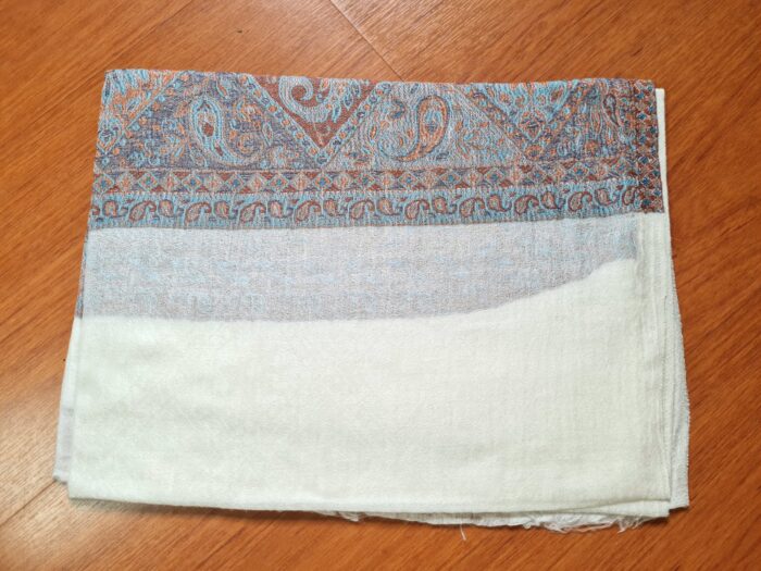pashmina original creme adamascada com tons frios na faixa
