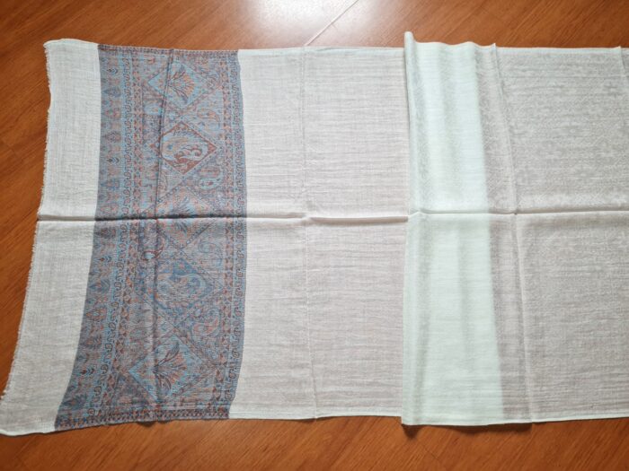 Pashimina indiana de cashmere estampa paisleys creme e tons frios
