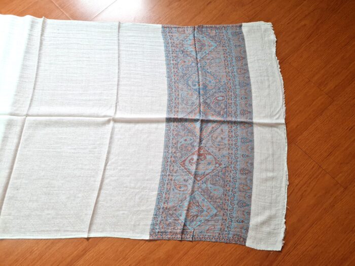 Pashimina indiana de cashmere estampa paisleys creme e tons frios