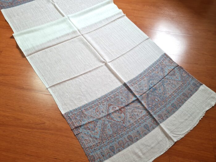 Pashimina indiana de cashmere estampa paisleys creme e tons frios