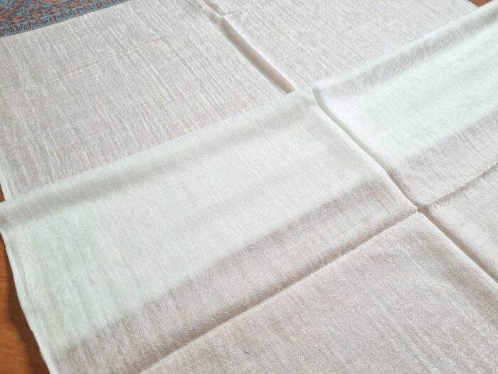 Pashimina indiana de cashmere estampa paisleys creme e tons frios