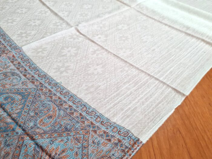 Pashimina indiana de cashmere estampa paisleys creme e tons frios