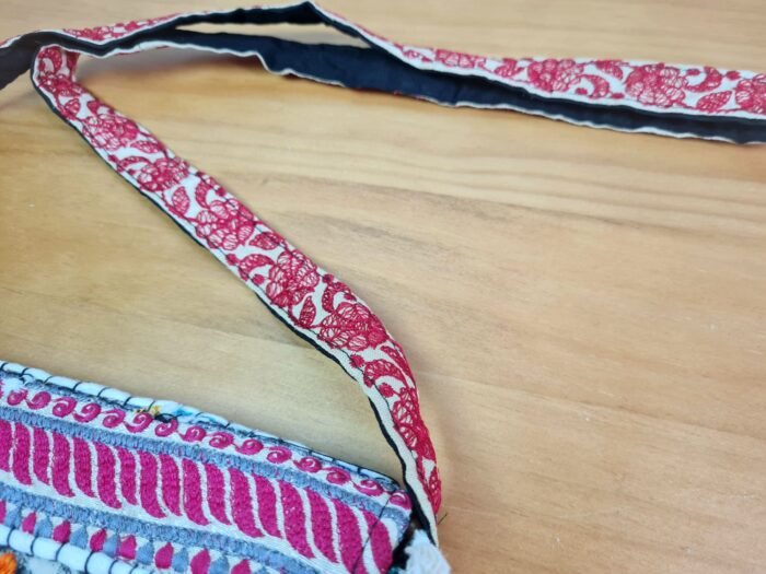 Bolsa indiana Banjara 100% bordada a mão creme e color