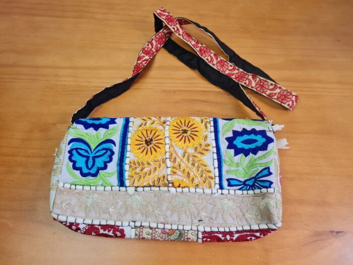 Bolsa indiana Banjara 100% bordada a mão creme e color