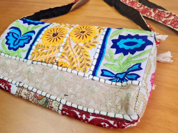 Bolsa indiana Banjara 100% bordada a mão creme e color