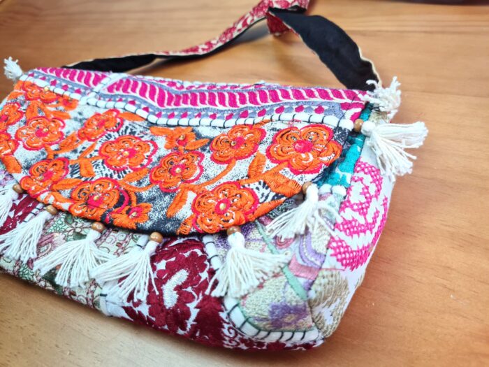 Bolsa indiana Banjara 100% bordada a mão creme e color