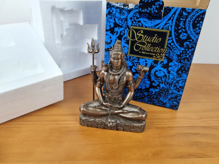 Estátua do Deus Shiva da Veronese Design em postura de lótus 15 cm