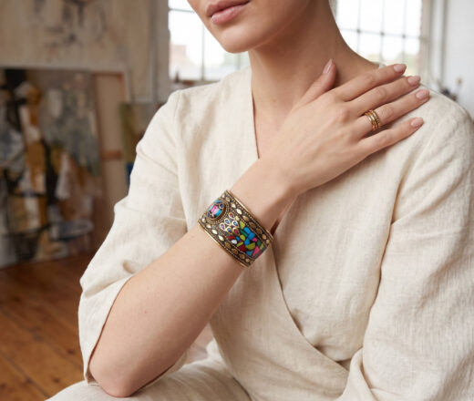 Bracelete indiano dourado com pedrarias coloridas