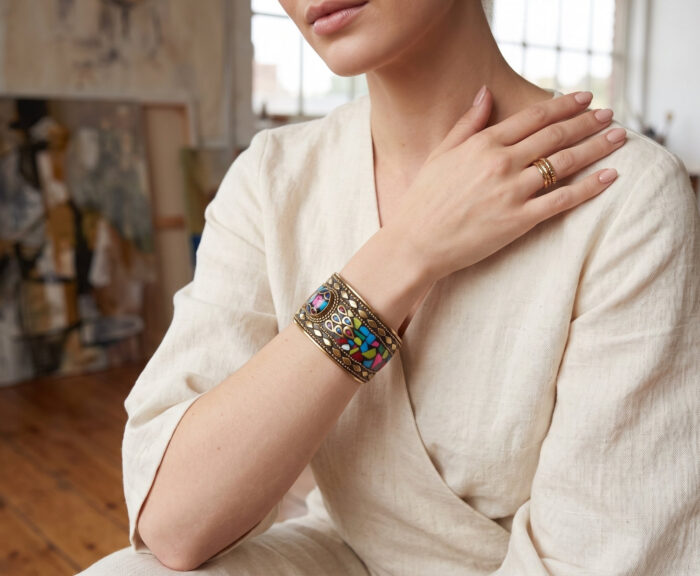 Bracelete indiano dourado com pedrarias coloridas