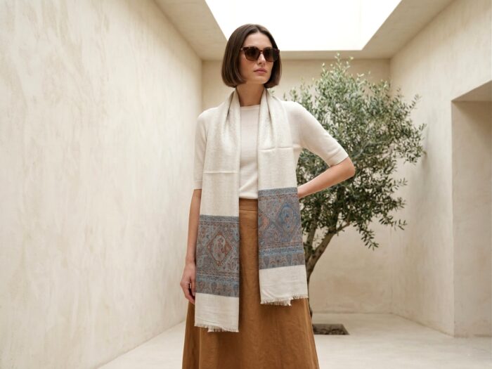 pashmina de cashmere paisley creme com nuances cinza e tons terrosos