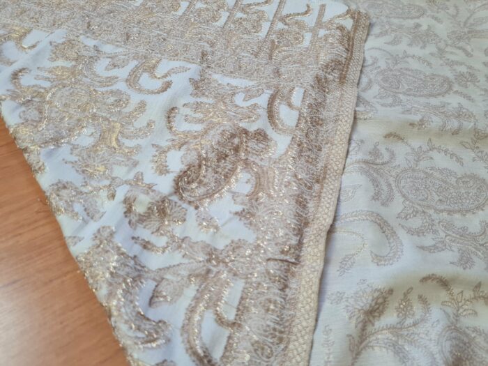 Toalha indiana bordada para altar devocional creme e dourado