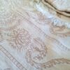 Toalha indiana bordada para altar devocional creme e dourado