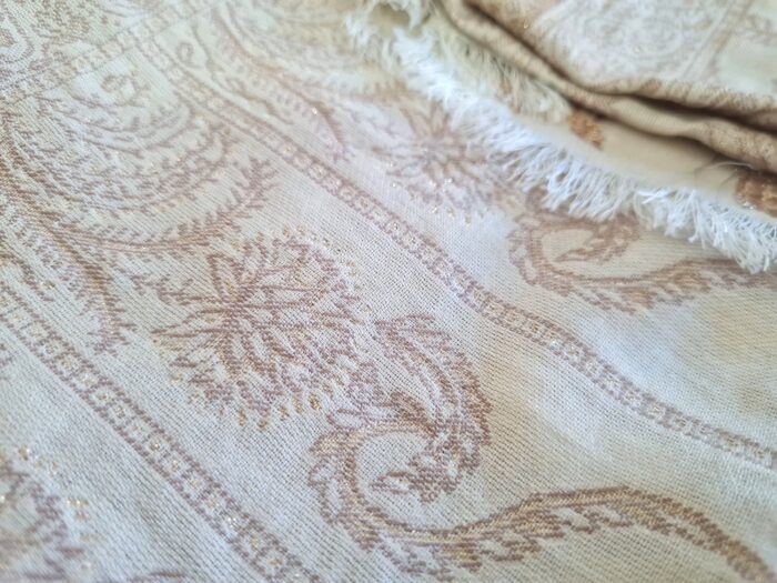 Toalha indiana bordada para altar devocional creme e dourado